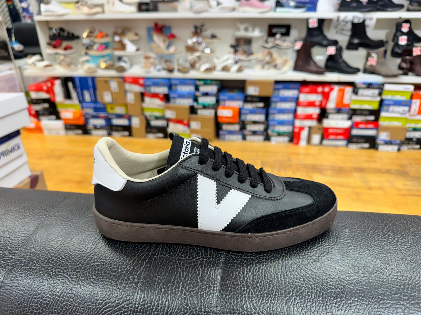Victoria trainer black white