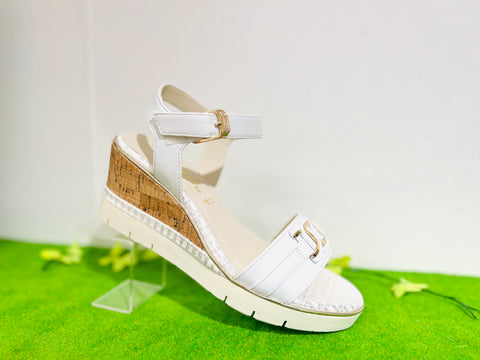 Tamaris wedge sandal white gold 28702